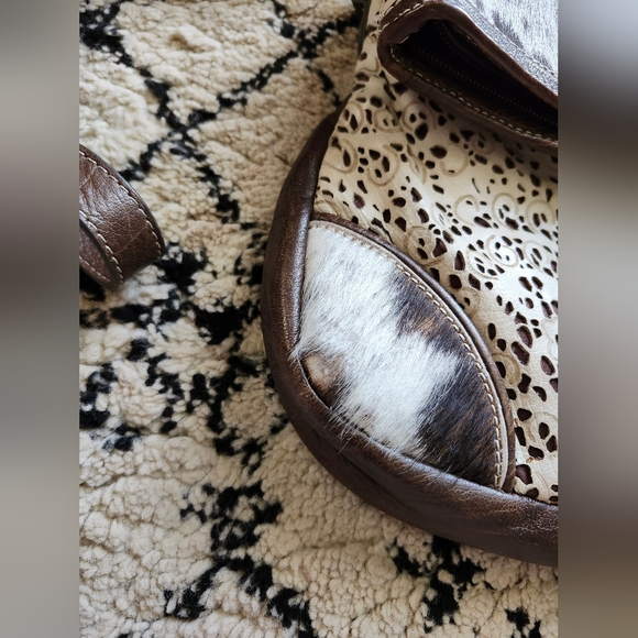 Ariat Brown Genuine Leather Cow Fur Embossed Leather Crossbody Purse Bag - Picture 4 of 8